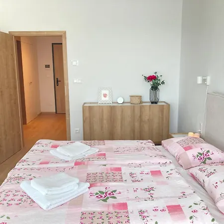 Daire Pinia Slnava 01 - Luxury Lakeside With Pool