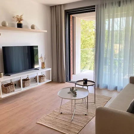 Daire Pinia Slnava 01 - Luxury Lakeside With Pool